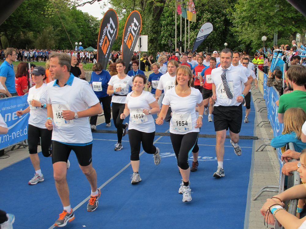 1. Augsburger Firmenlauf: Der Start. Fotos: B4B SCHWABEN