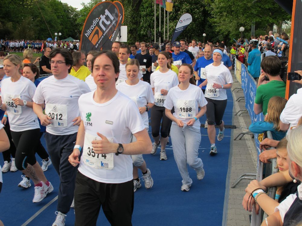 1. Augsburger Firmenlauf: Der Start. Fotos: B4B SCHWABEN