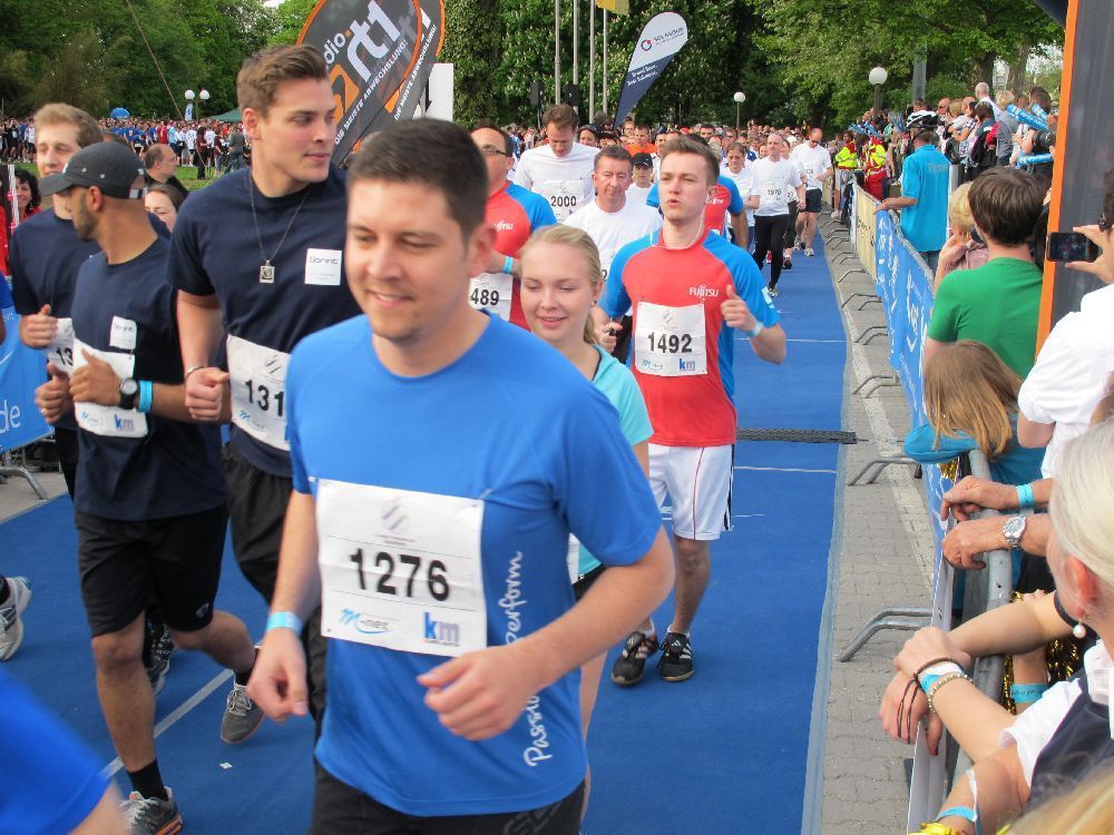 1. Augsburger Firmenlauf: Der Start. Fotos: B4B SCHWABEN