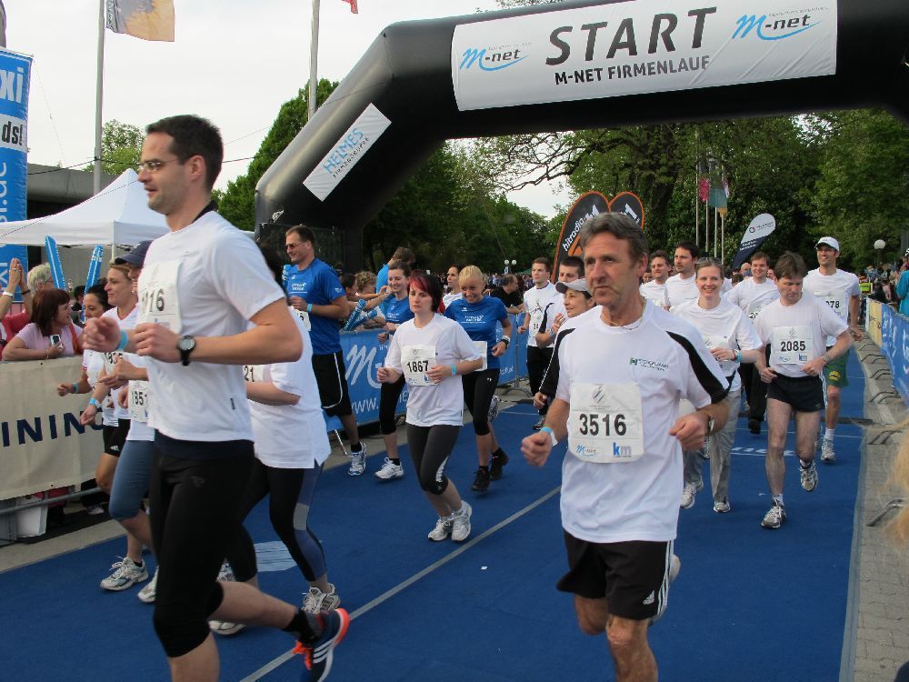 1. Augsburger Firmenlauf: Der Start. Fotos: B4B SCHWABEN