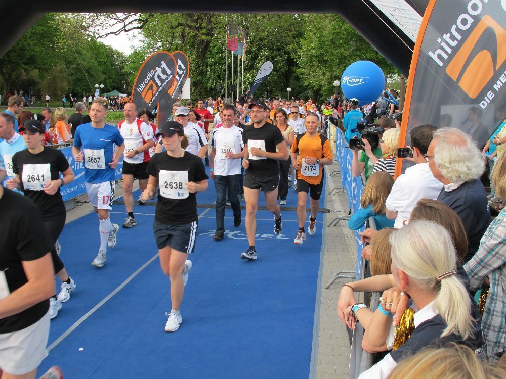 1. Augsburger Firmenlauf: Der Start. Fotos: B4B SCHWABEN