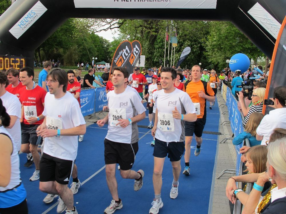 1. Augsburger Firmenlauf: Der Start. Fotos: B4B SCHWABEN