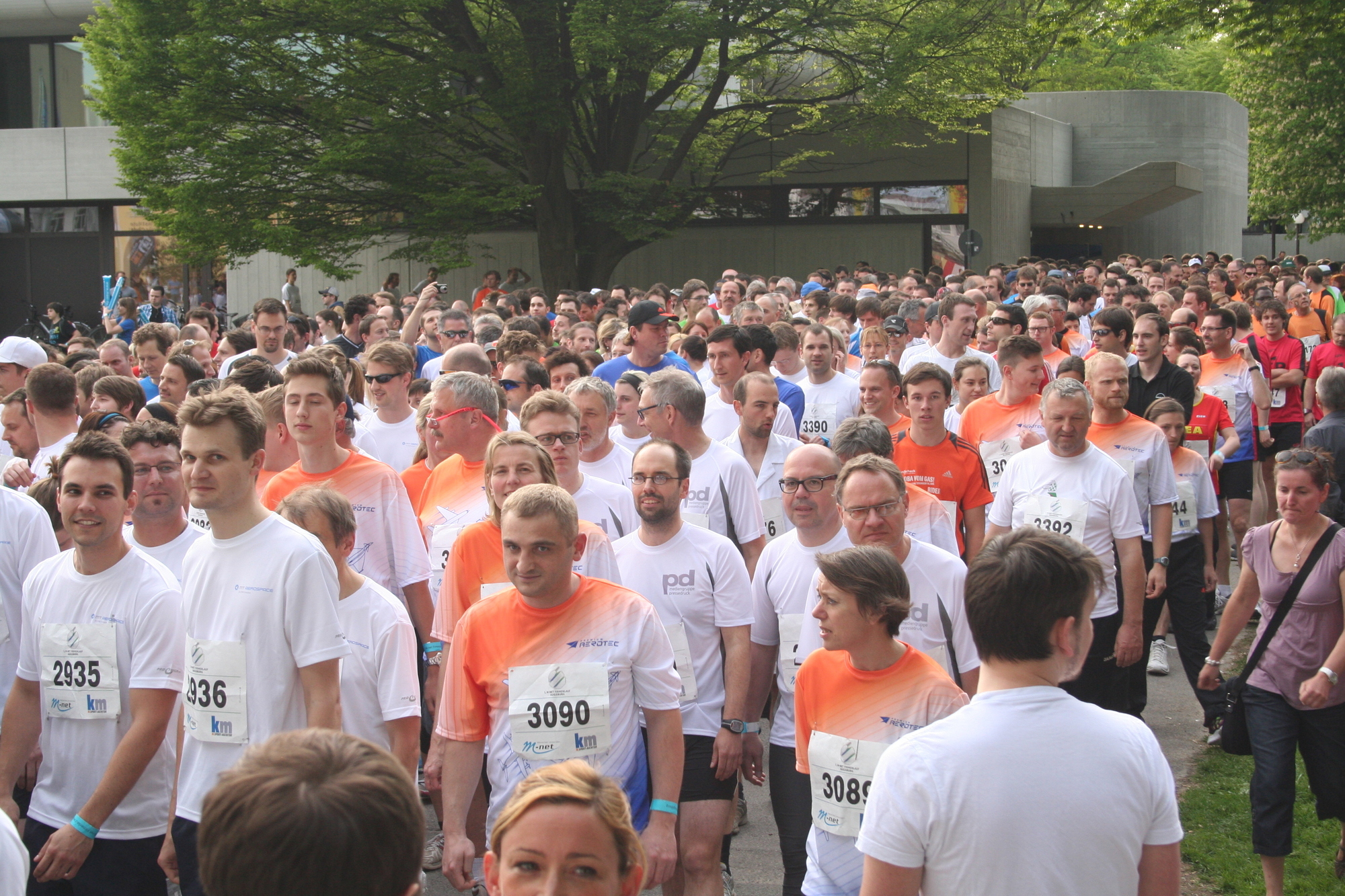 1. Augsburger Firmenlauf: Der Start. Fotos: B4B SCHWABEN