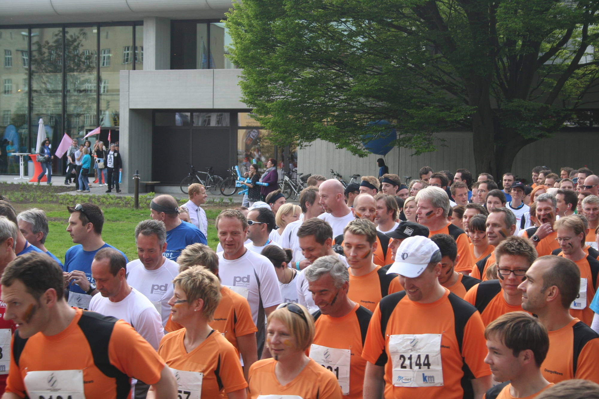 1. Augsburger Firmenlauf: Der Start. Fotos: B4B SCHWABEN