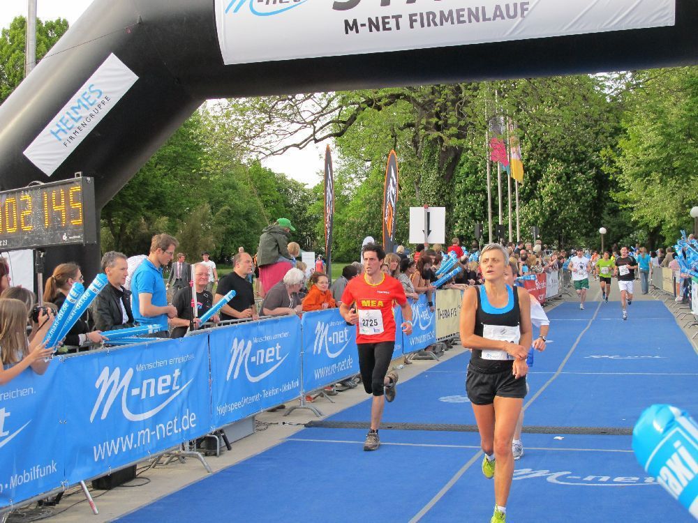 1. Augsburger Firmenlauf: Endlich im Ziel. Fotos: B4B SCHWABEN