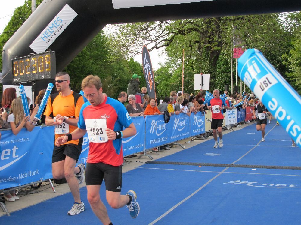 1. Augsburger Firmenlauf: Endlich im Ziel. Fotos: B4B SCHWABEN