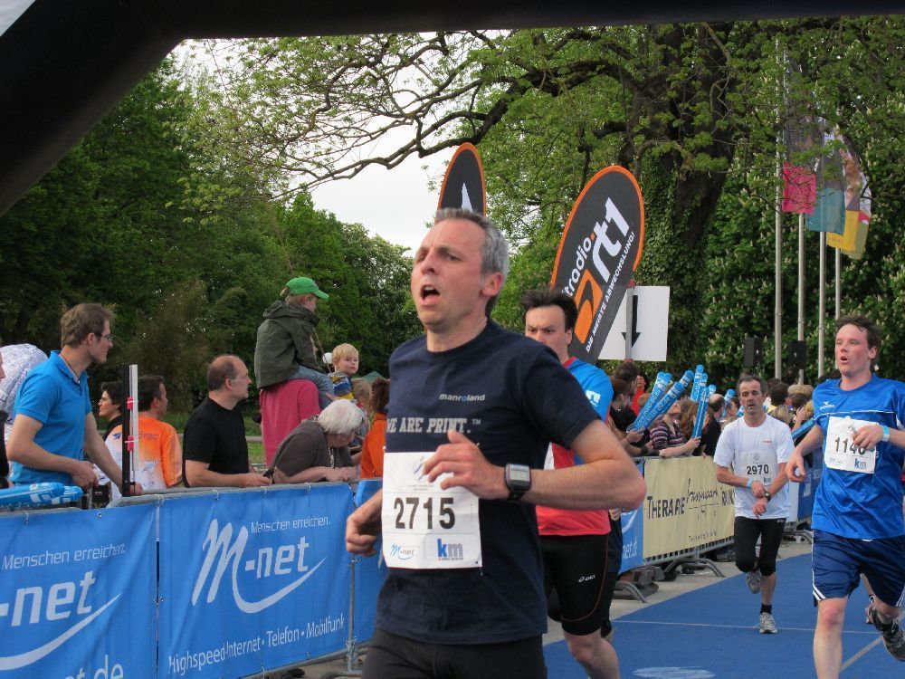1. Augsburger Firmenlauf: Endlich im Ziel. Fotos: B4B SCHWABEN