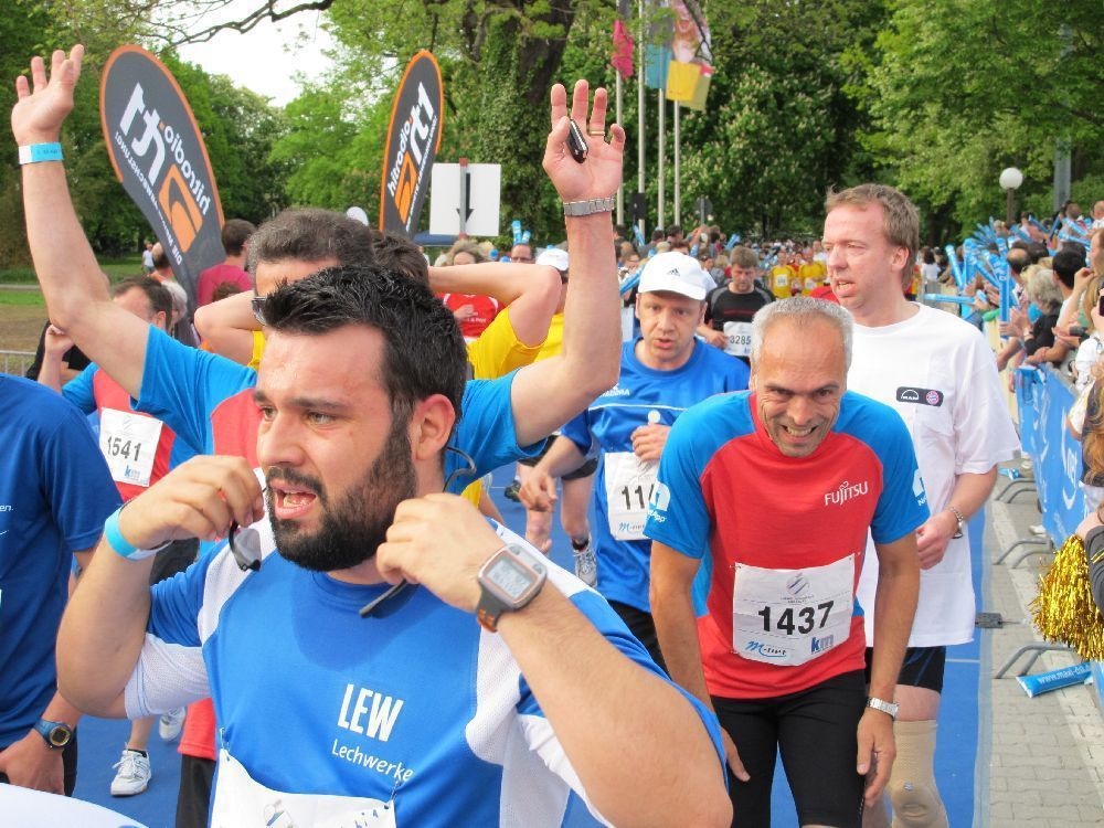1. Augsburger Firmenlauf: Endlich im Ziel. Fotos: B4B SCHWABEN