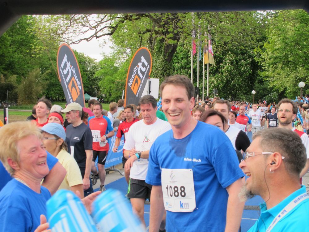 1. Augsburger Firmenlauf: Endlich im Ziel. Fotos: B4B SCHWABEN