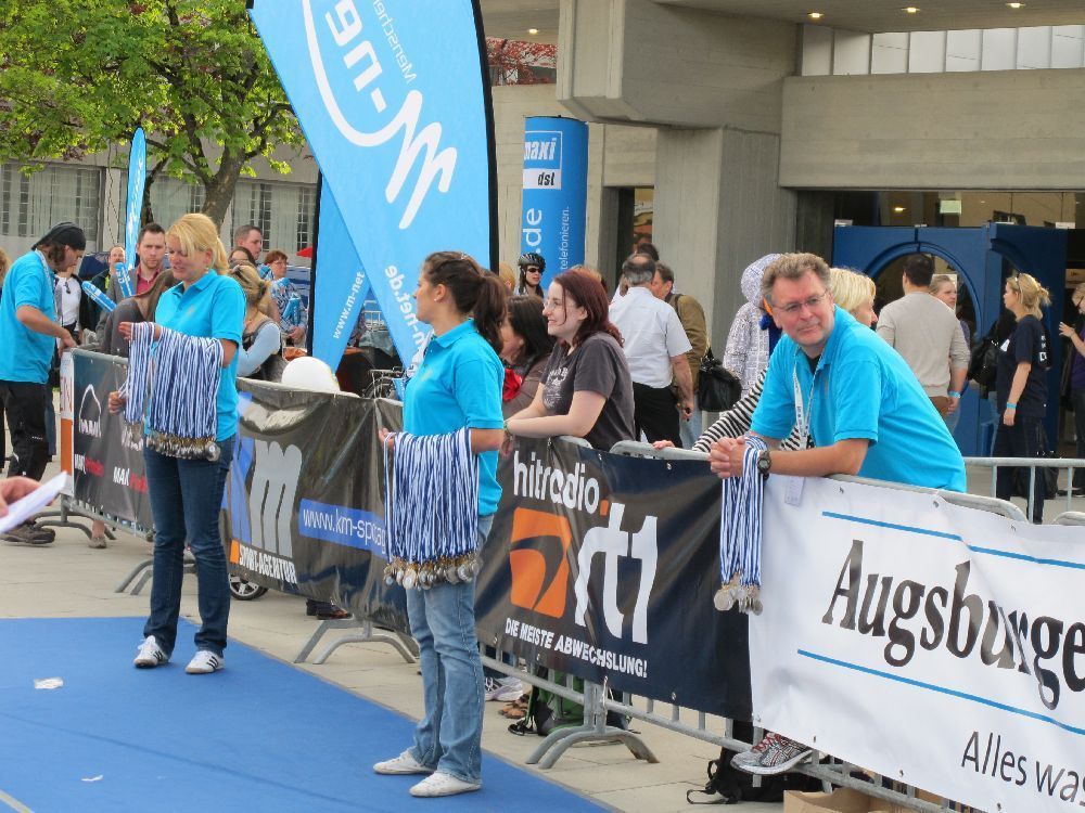 1. Augsburger Firmenlauf: Endlich im Ziel. Fotos: B4B SCHWABEN