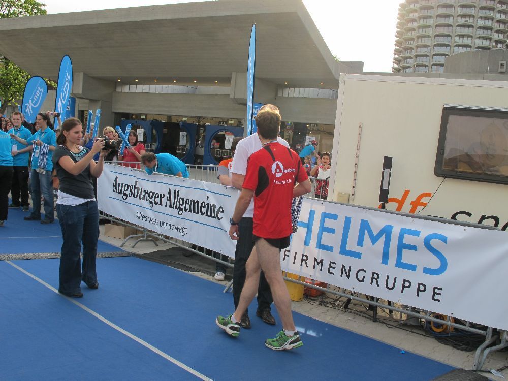 1. Augsburger Firmenlauf: Endlich im Ziel. Fotos: B4B SCHWABEN