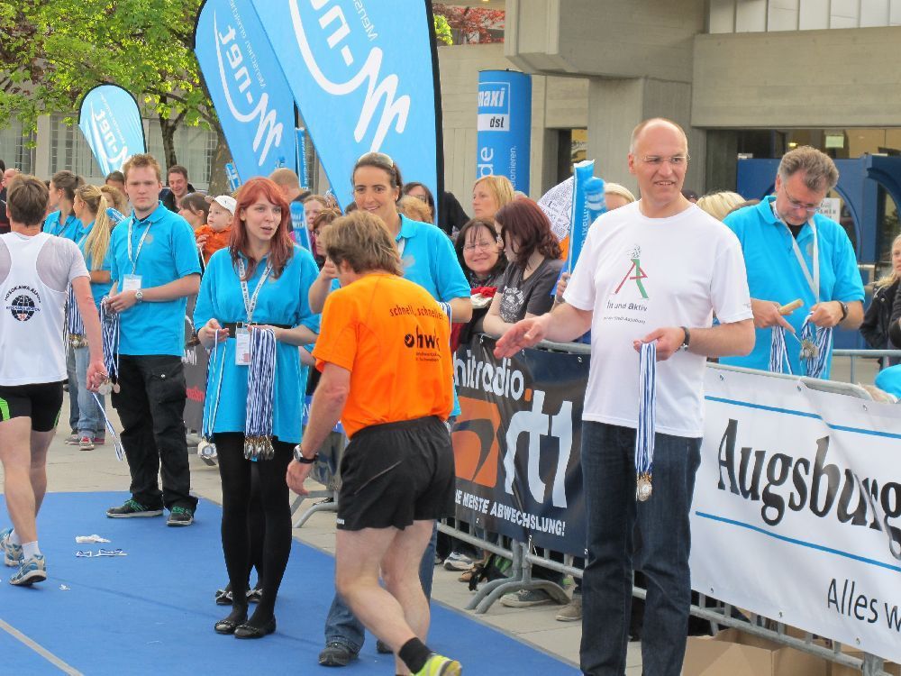 1. Augsburger Firmenlauf: Endlich im Ziel. Fotos: B4B SCHWABEN