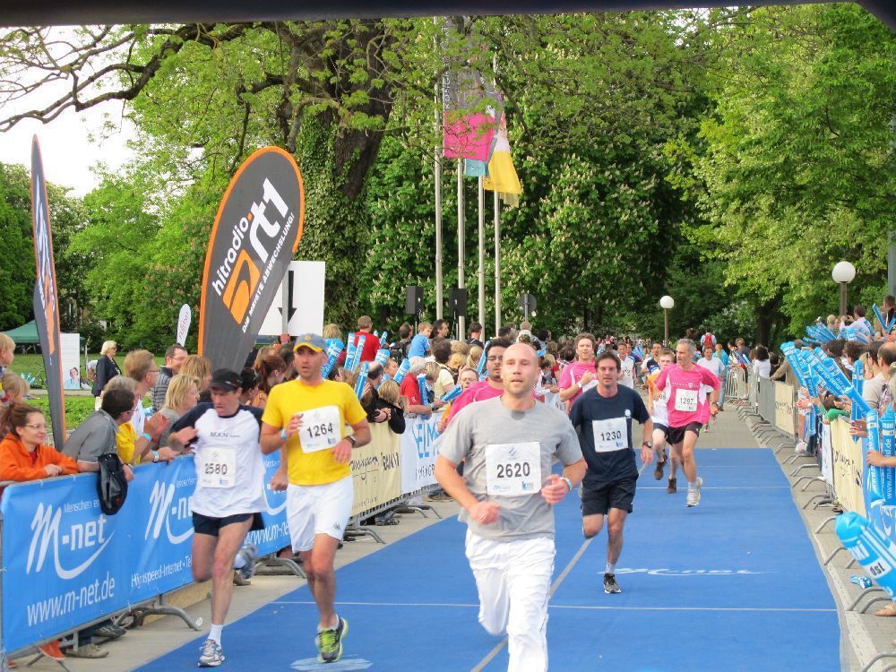 1. Augsburger Firmenlauf: Endlich im Ziel. Fotos: B4B SCHWABEN