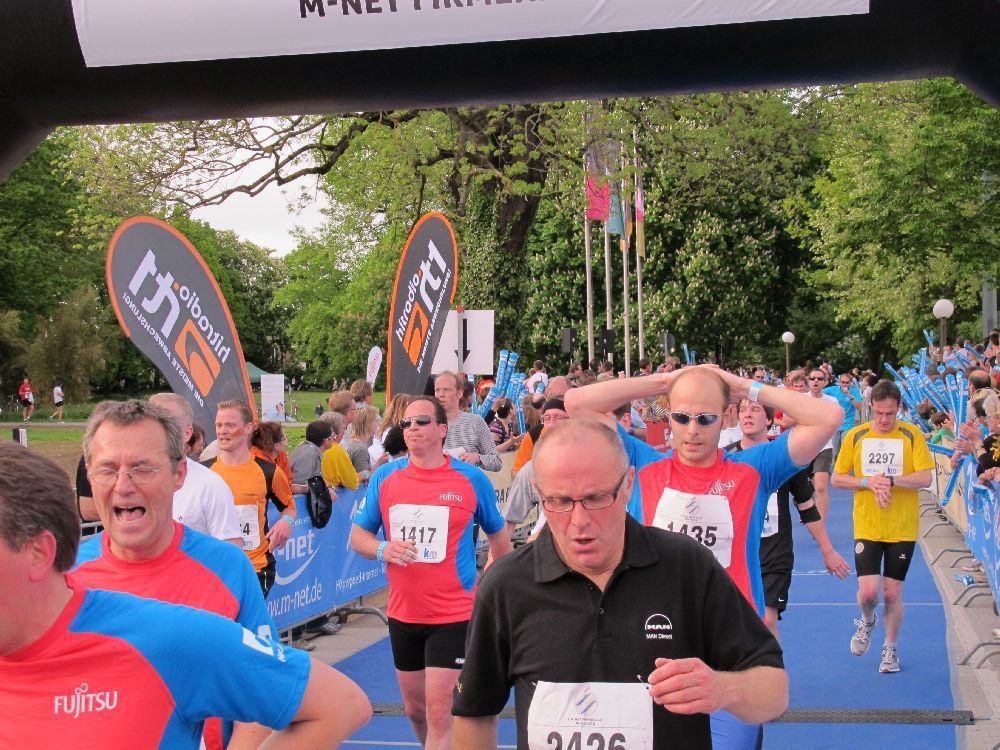 1. Augsburger Firmenlauf: Endlich im Ziel. Fotos: B4B SCHWABEN