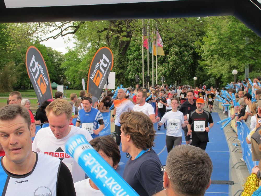 1. Augsburger Firmenlauf: Endlich im Ziel. Fotos: B4B SCHWABEN