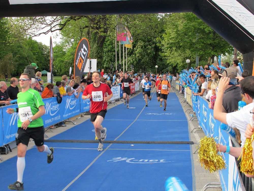 1. Augsburger Firmenlauf: Endlich im Ziel. Fotos: B4B SCHWABEN
