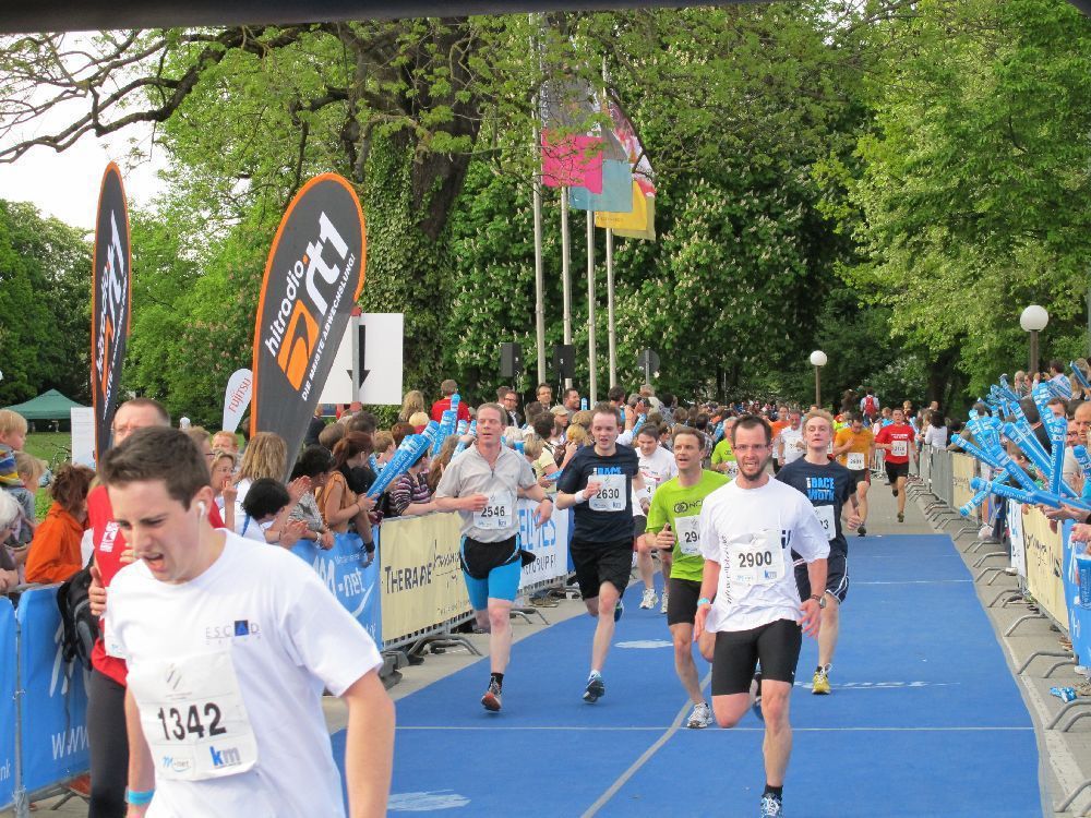 1. Augsburger Firmenlauf: Endlich im Ziel. Fotos: B4B SCHWABEN