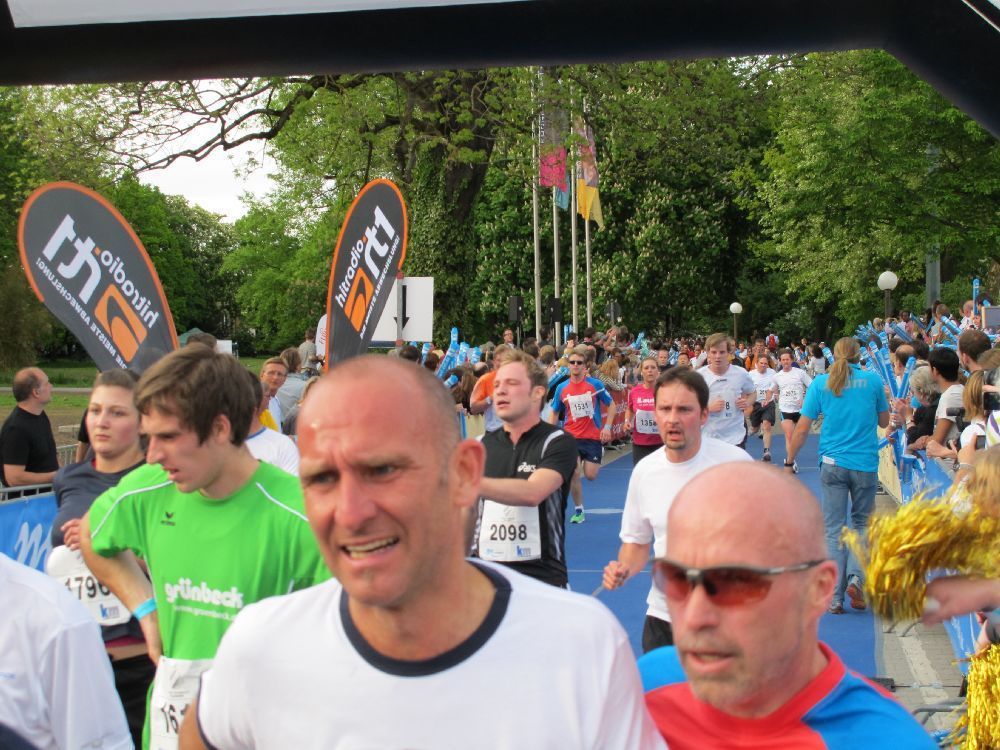 1. Augsburger Firmenlauf: Endlich im Ziel. Fotos: B4B SCHWABEN