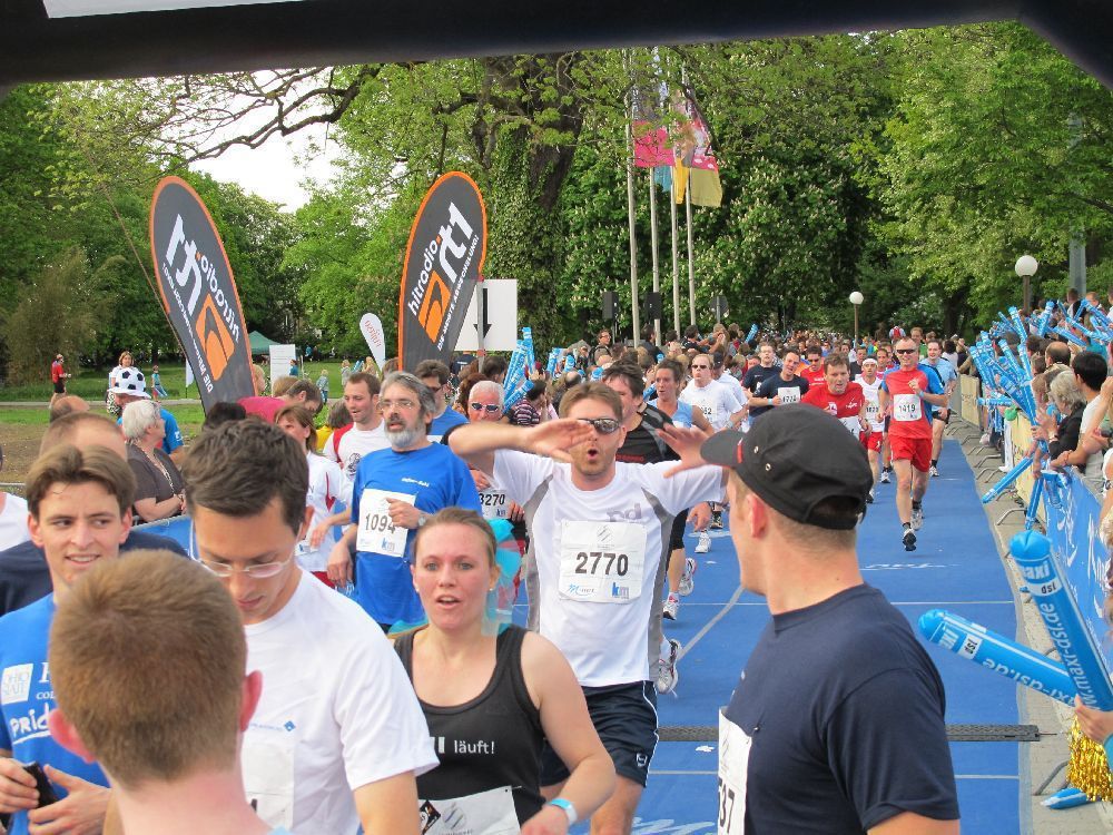 1. Augsburger Firmenlauf: Endlich im Ziel. Fotos: B4B SCHWABEN