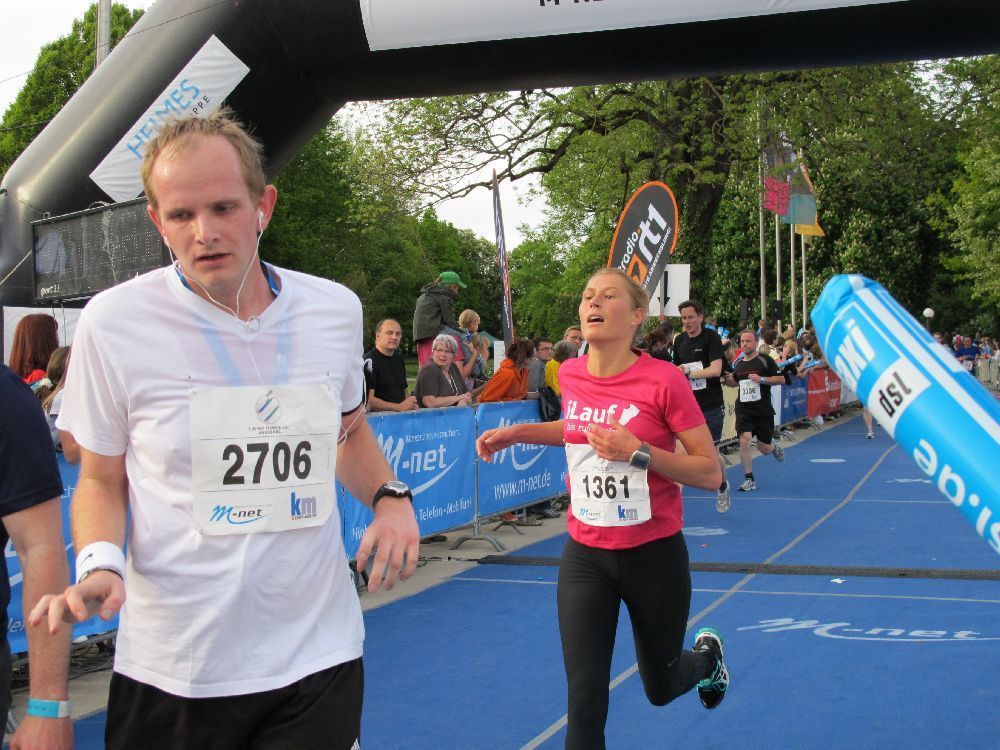 1. Augsburger Firmenlauf: Endlich im Ziel. Fotos: B4B SCHWABEN