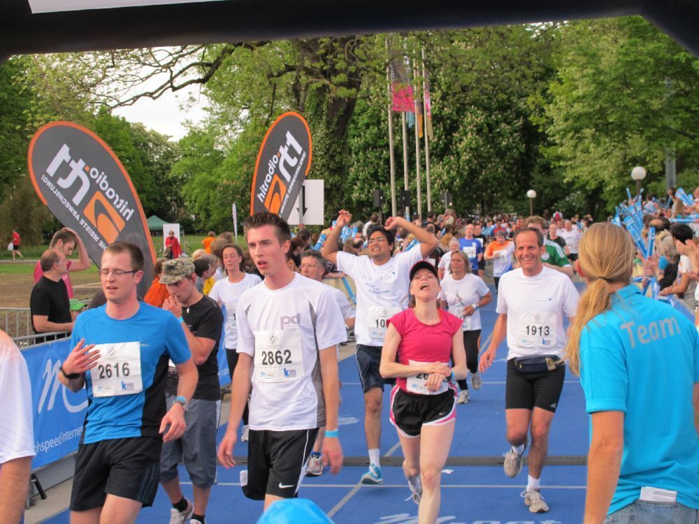 1. Augsburger Firmenlauf: Endlich im Ziel. Fotos: B4B SCHWABEN