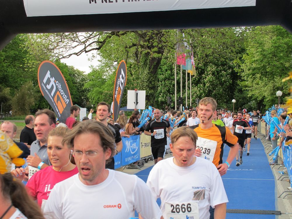 1. Augsburger Firmenlauf: Endlich im Ziel. Fotos: B4B SCHWABEN
