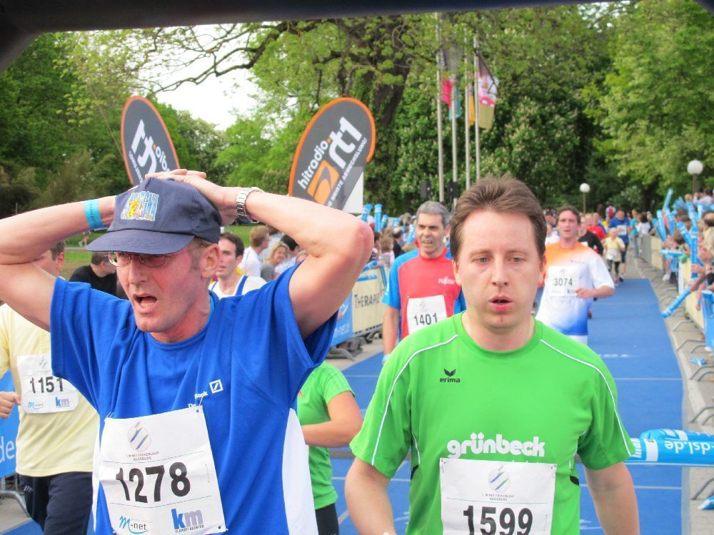 1. Augsburger Firmenlauf: Endlich im Ziel. Fotos: B4B SCHWABEN