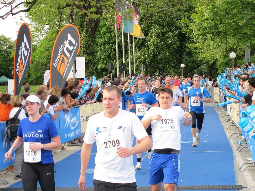 1. Augsburger Firmenlauf: Endlich im Ziel. Fotos: B4B SCHWABEN