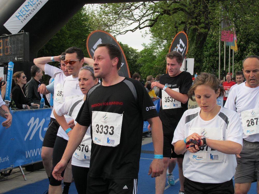 1. Augsburger Firmenlauf: Endlich im Ziel. Fotos: B4B SCHWABEN