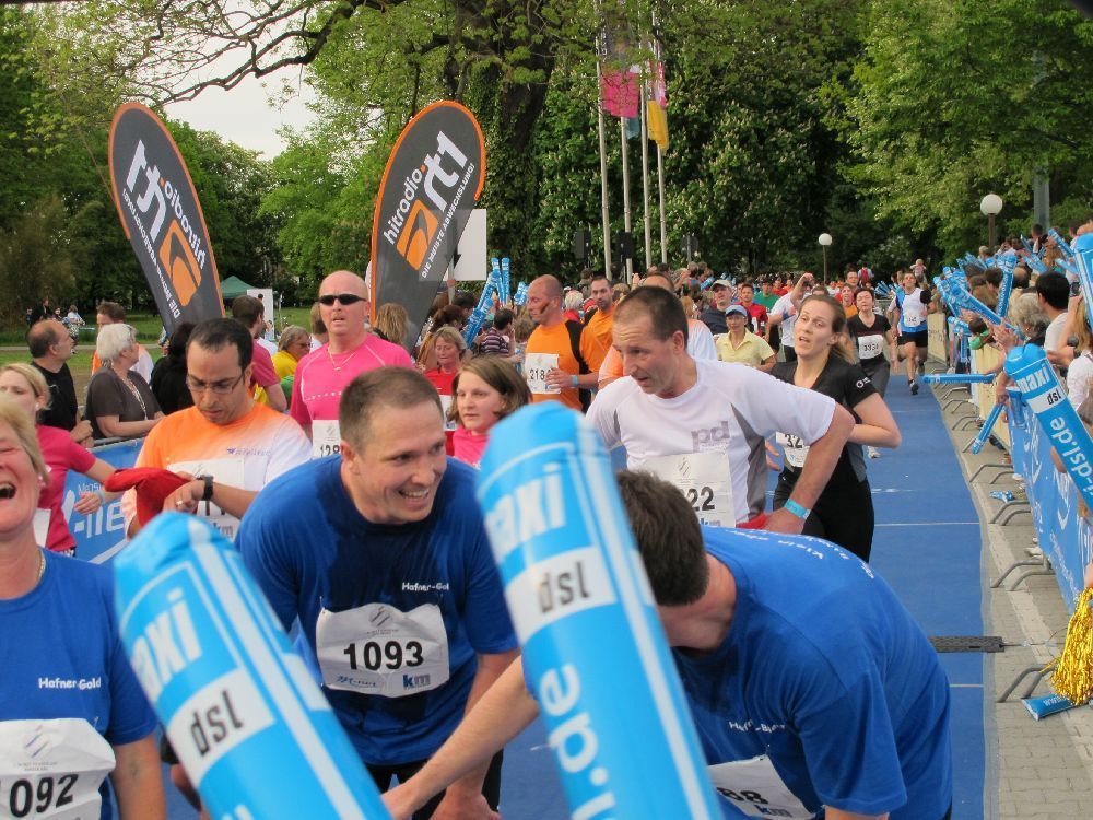 1. Augsburger Firmenlauf: Endlich im Ziel. Fotos: B4B SCHWABEN