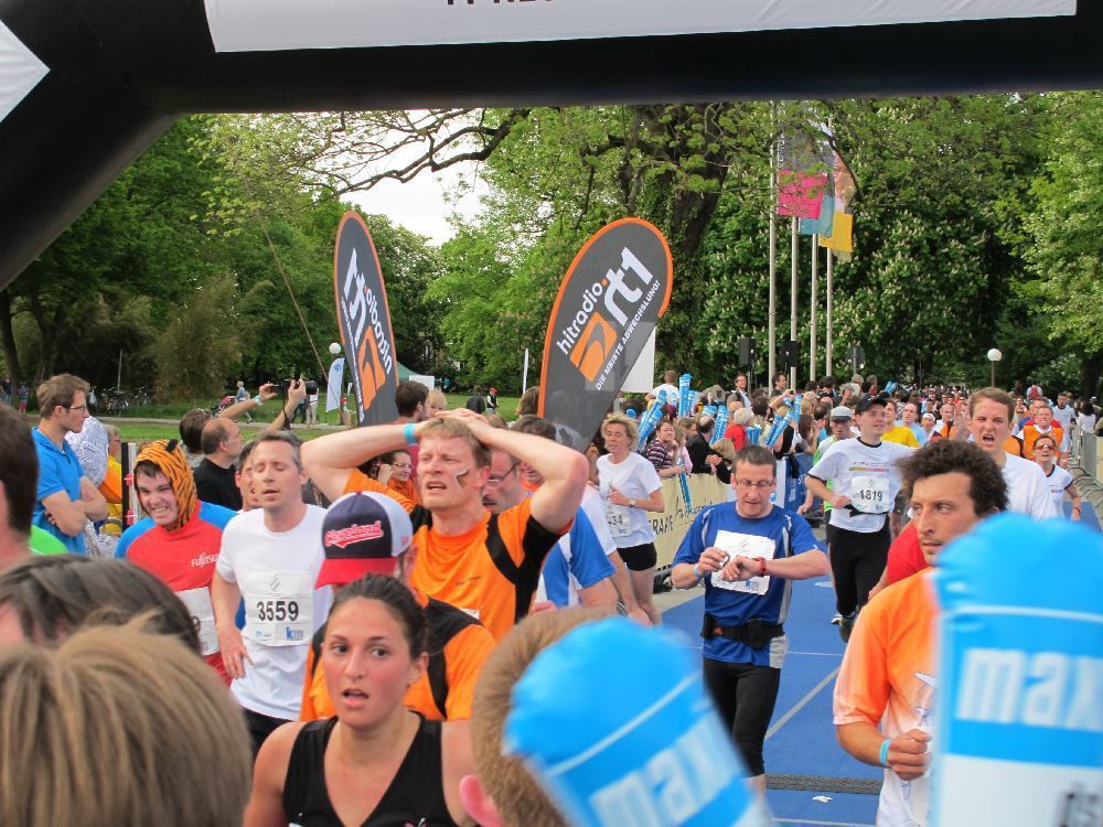 1. Augsburger Firmenlauf: Endlich im Ziel. Fotos: B4B SCHWABEN