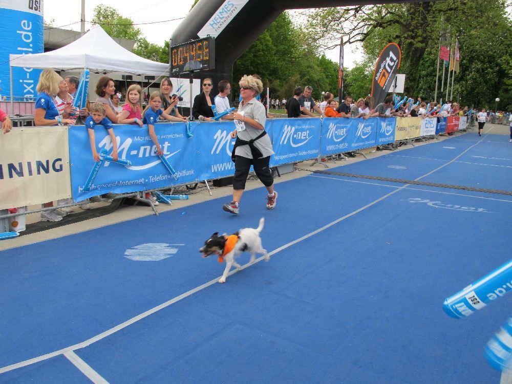 1. Augsburger Firmenlauf: Endlich im Ziel. Fotos: B4B SCHWABEN