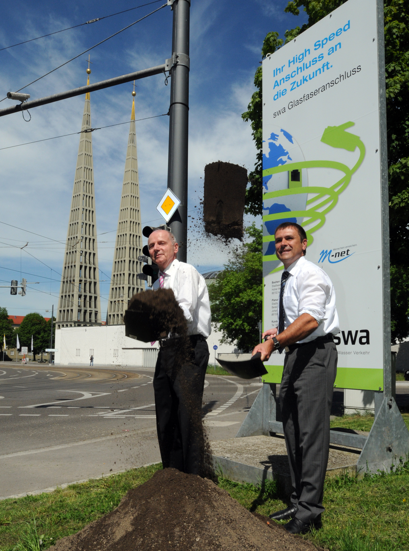 Dr. Claus Gebhardt und Christian Smetana beim Spatenstich im Stadtteil Herrenbach, Foto: Stadtwerke Augsburg/Thomas Hosemann