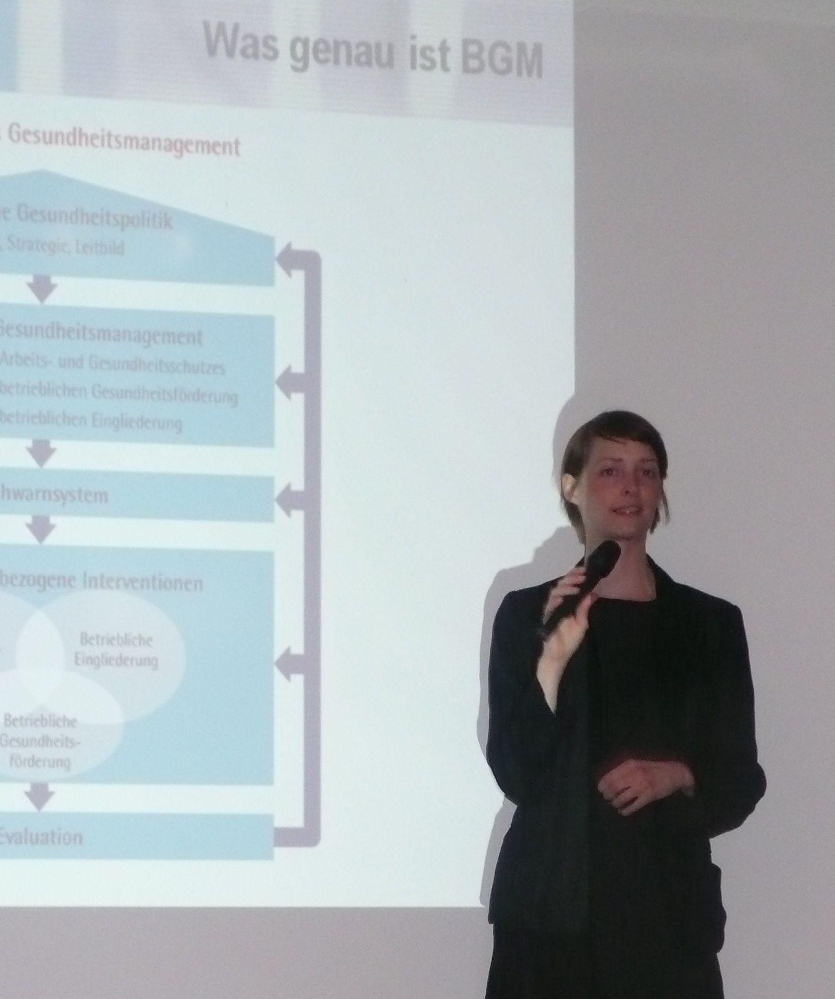 Diplom-Psychologin Tina Klügel klärt über Gesundheitsförderung im Unternehmen auf. Foto: Unterallgäu Aktiv GmbH