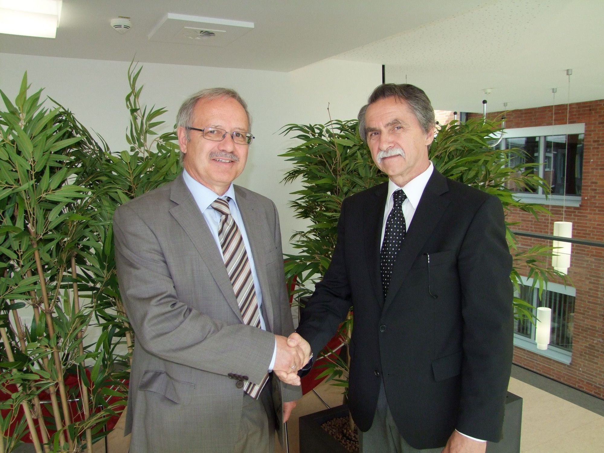 Wolfang Schilling verabschiedete sich nach jahrlanger Zusammenarbeit von Landrat Hubert Hafner. Foto: lra Günzburg