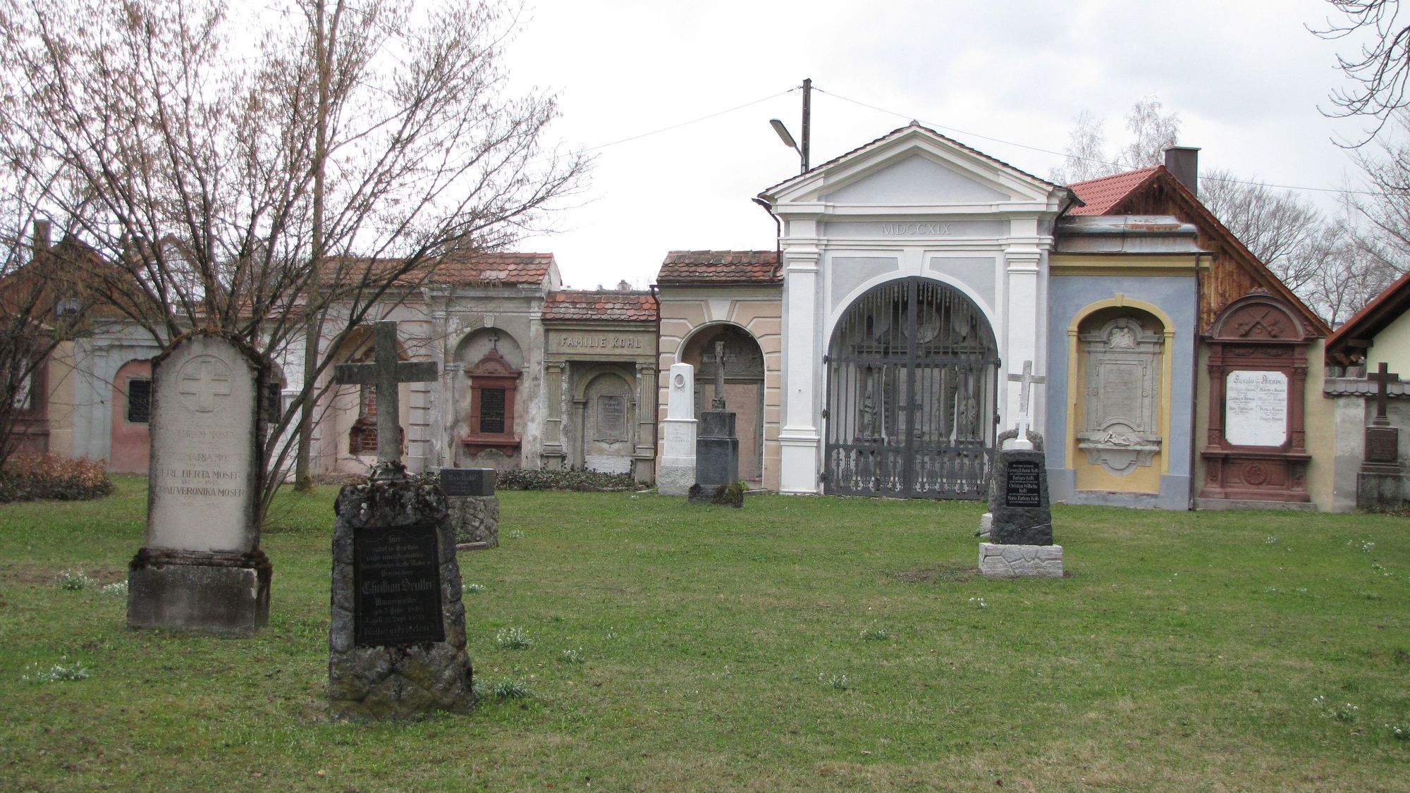 Bei einer Führung auf dem Alten Friedhof in Memmingen wird auf verschiedene Berufe eingegangen. Foto: Memmingen