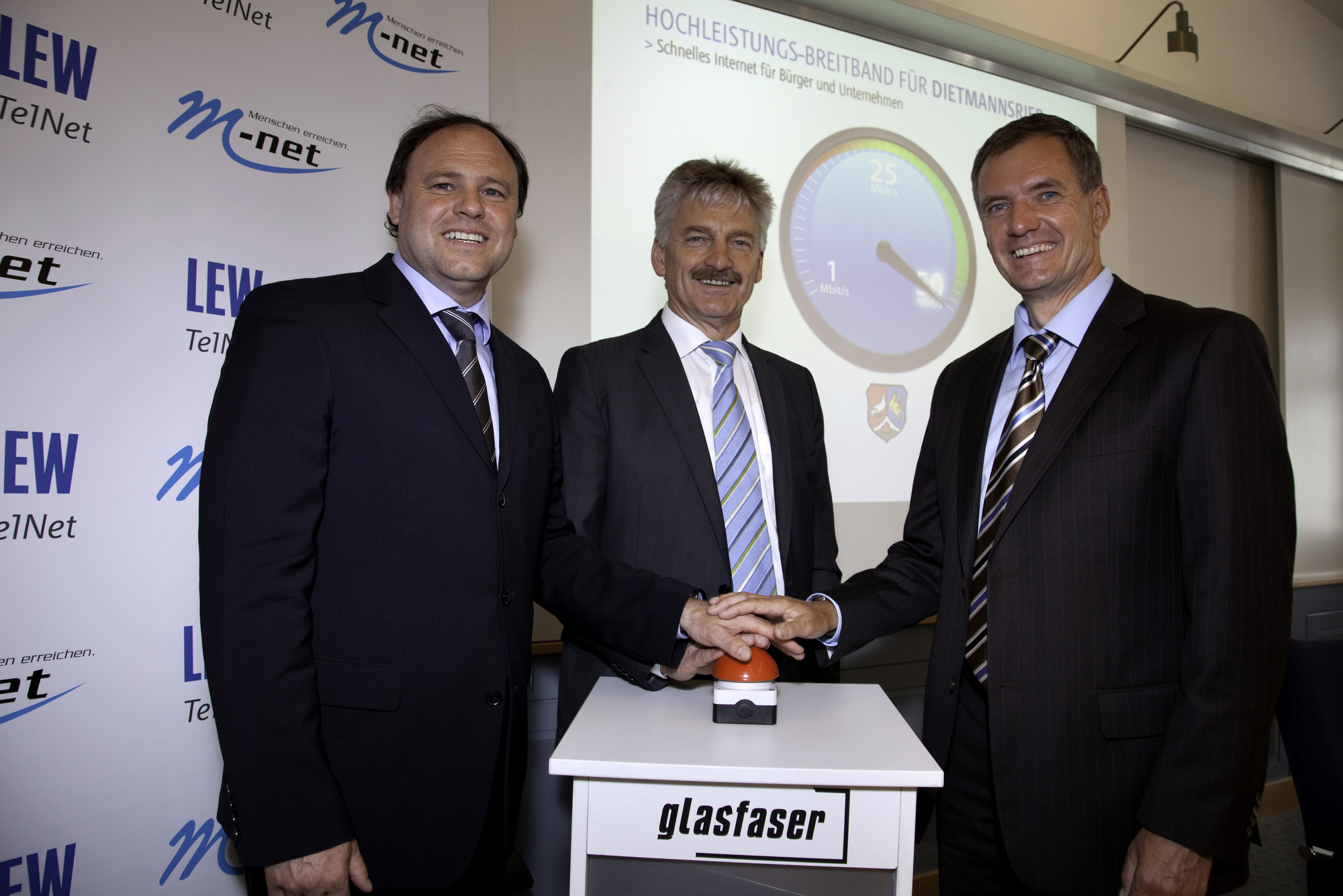 Johannes Stepperger, Hans-Peter Koch, und Udo Schoellhammer nahmen das neue Breitbandnetz offiziell in Betrieb, Foto: LEW TelNet