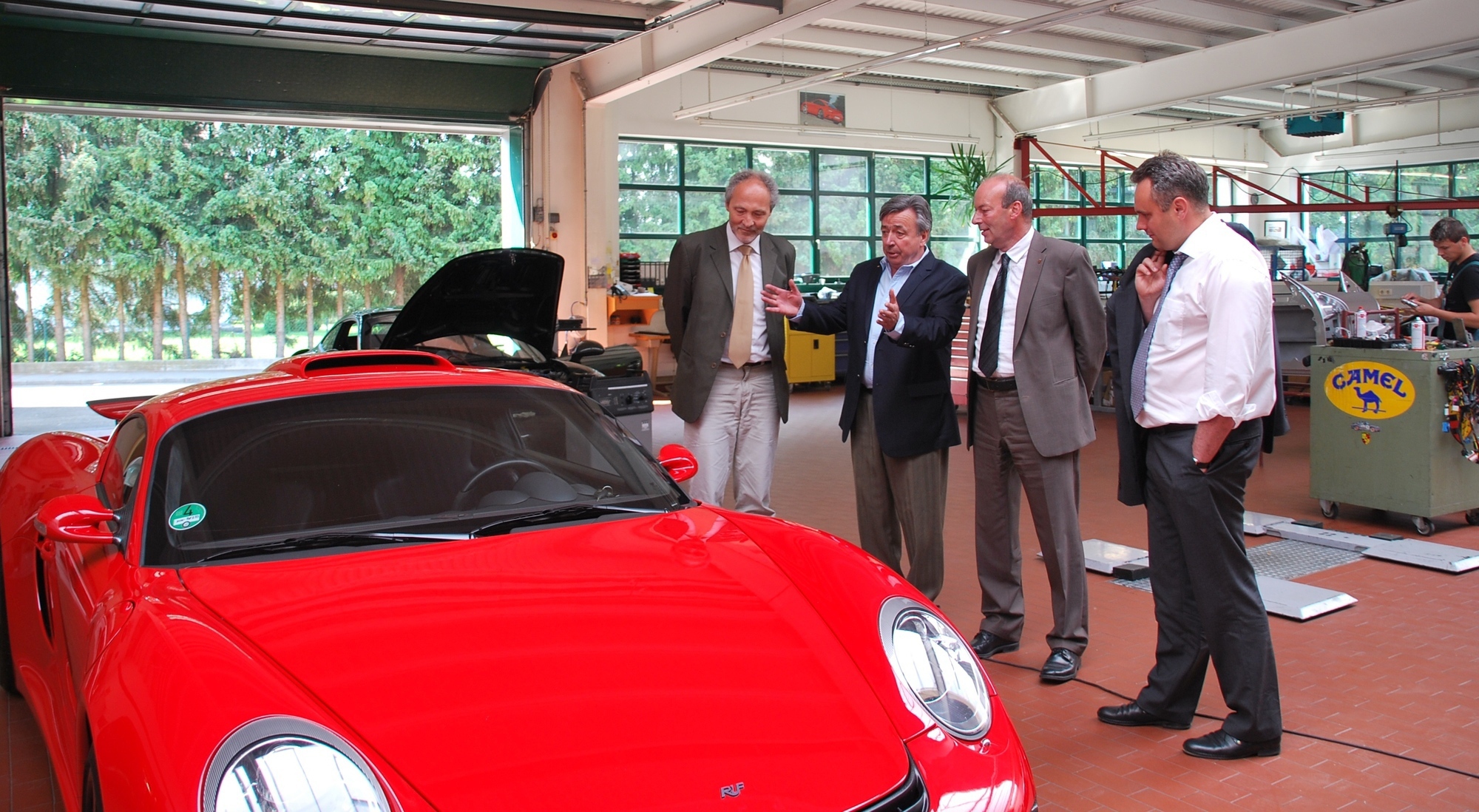 Hans-Joachim Weirather, Alois Ruf, Joachim Claus und Gunnar Reutter bei der Automanufaktur RUF, Foto: Landratsamt
