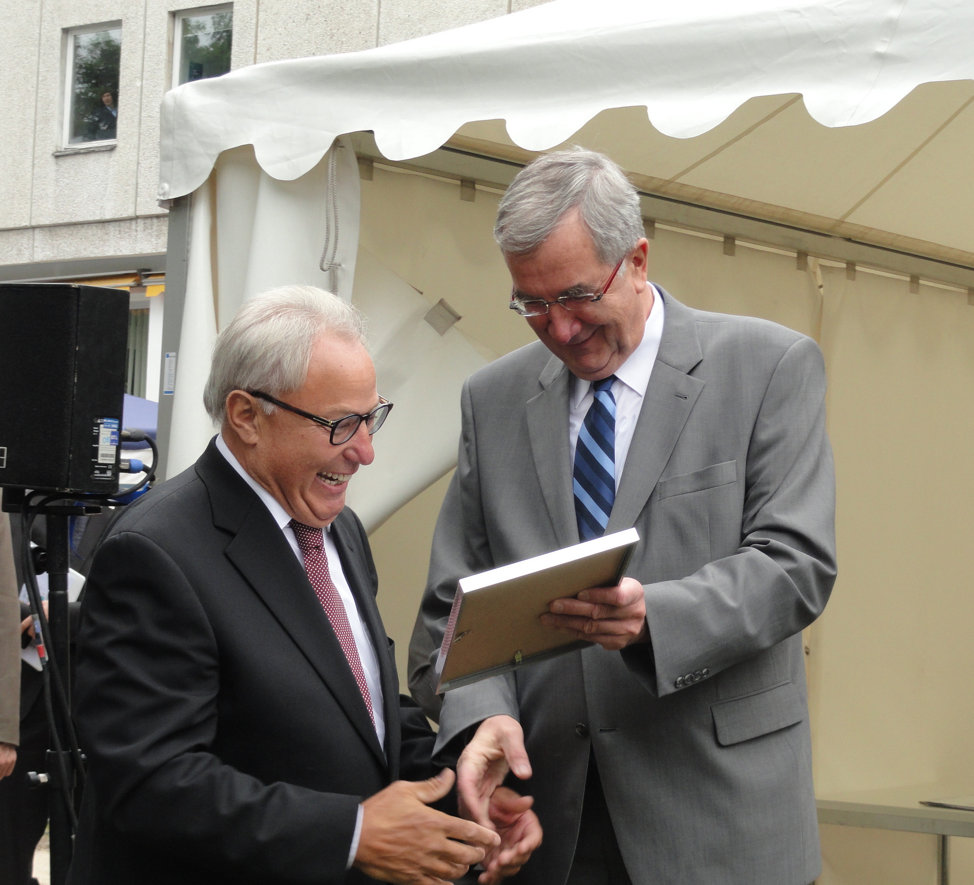 BMWi-Staatssekretär Ernst Burgbacher (rechts) mit Firmenchef Hans Hager. Quelle: InnoMedia Berlin