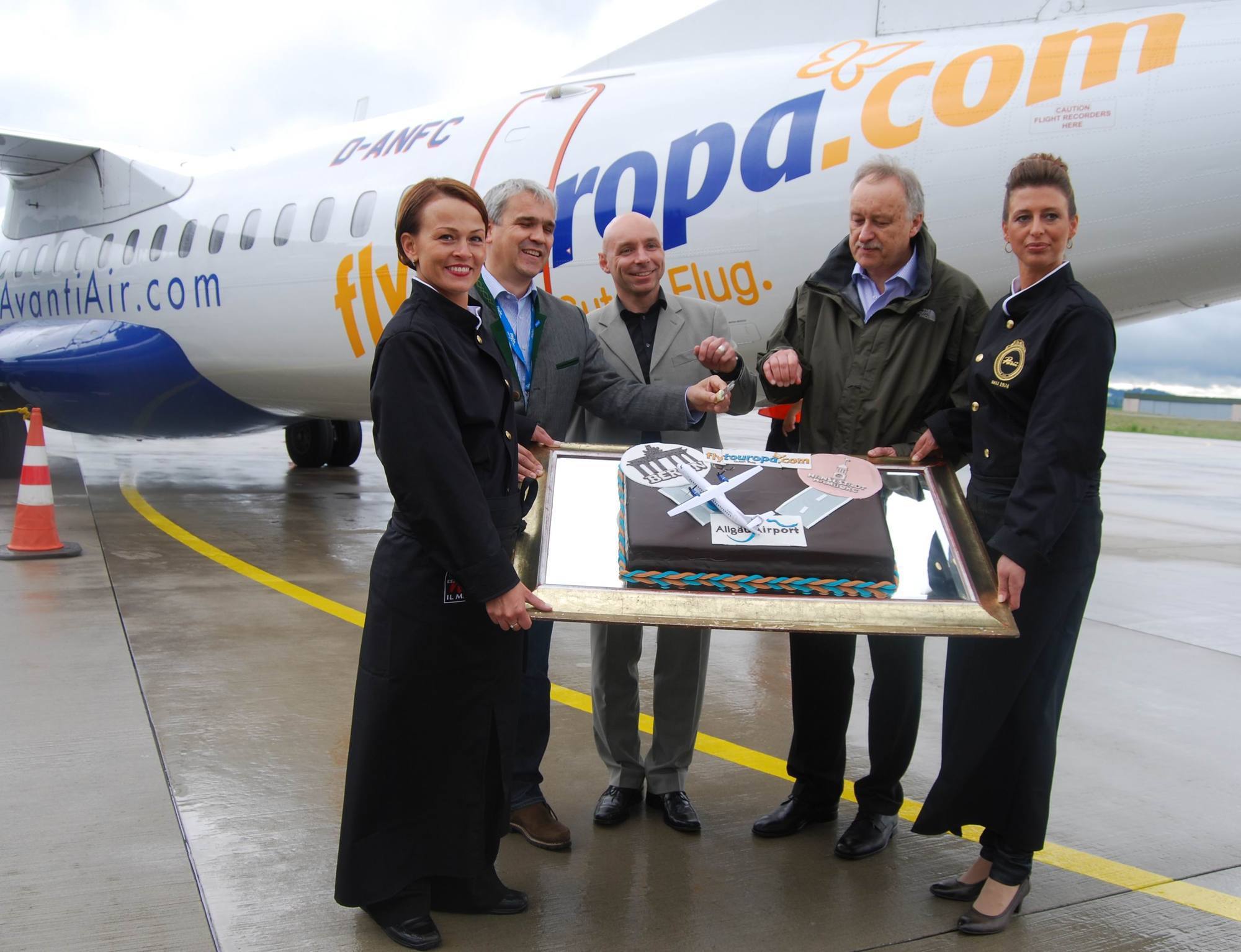 (v.l) Georg Eisenreich (touropa), Markus Baumann (Avanti Air) und Ralf Schmid (Allgäu Airport), Isabella Temur, Anita Obser. Fot