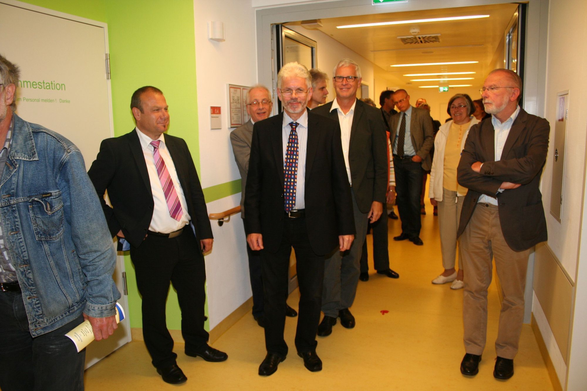 OB Stefan Bosse informierte sich beim Rundgang über die Chest Pain Unit genau über die Abläufe in der Praxis. Foto: klinikum ost
