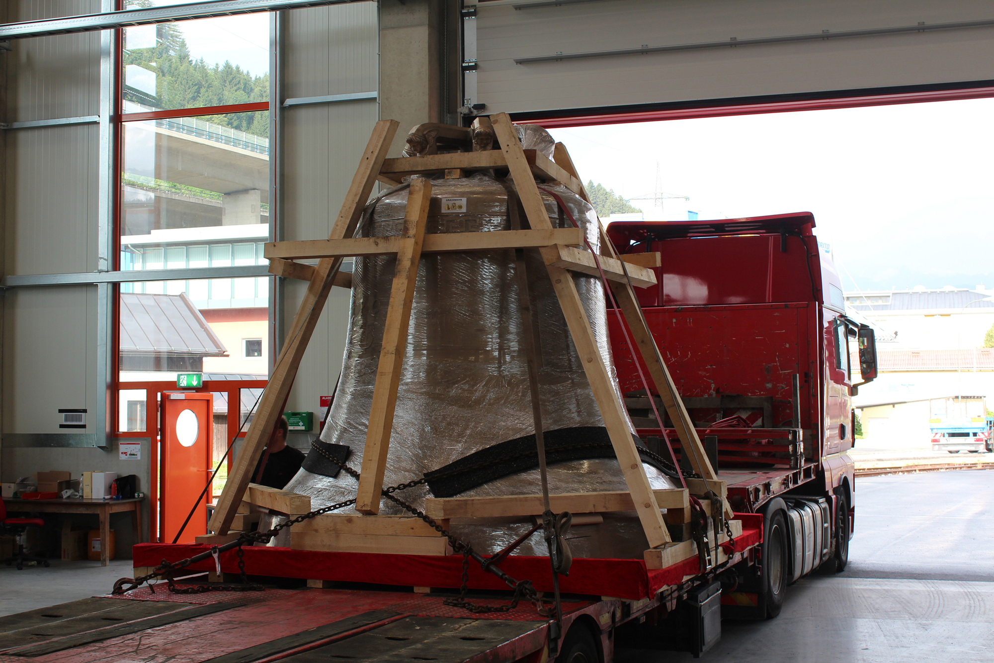 Die 15,5 Tonnen schwere Glocke wurde von Gebrüder Weiss per Sondertransport nach Triest transportiert, Foto: Gebrüder Weiss
