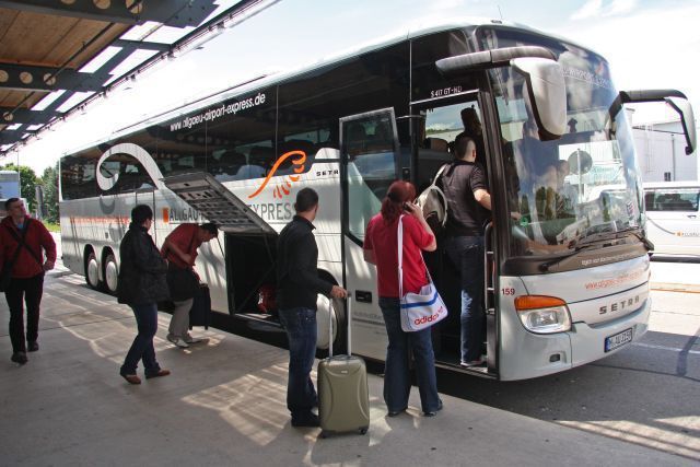 Passagiere beim Einsteigen. Foto: Allgäu-Airport-Express
