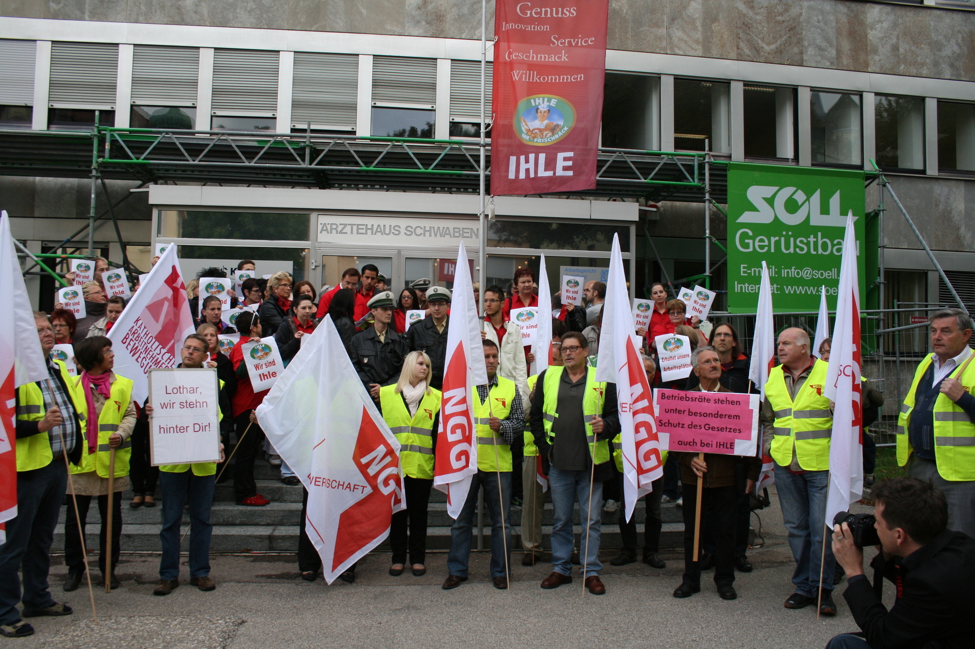 Der Ihle Prozess vor dem Arbeitsgericht lockte viele Menschen vor das Arbeitsgericht Augsburg, Foto: B4B SCHWABEN