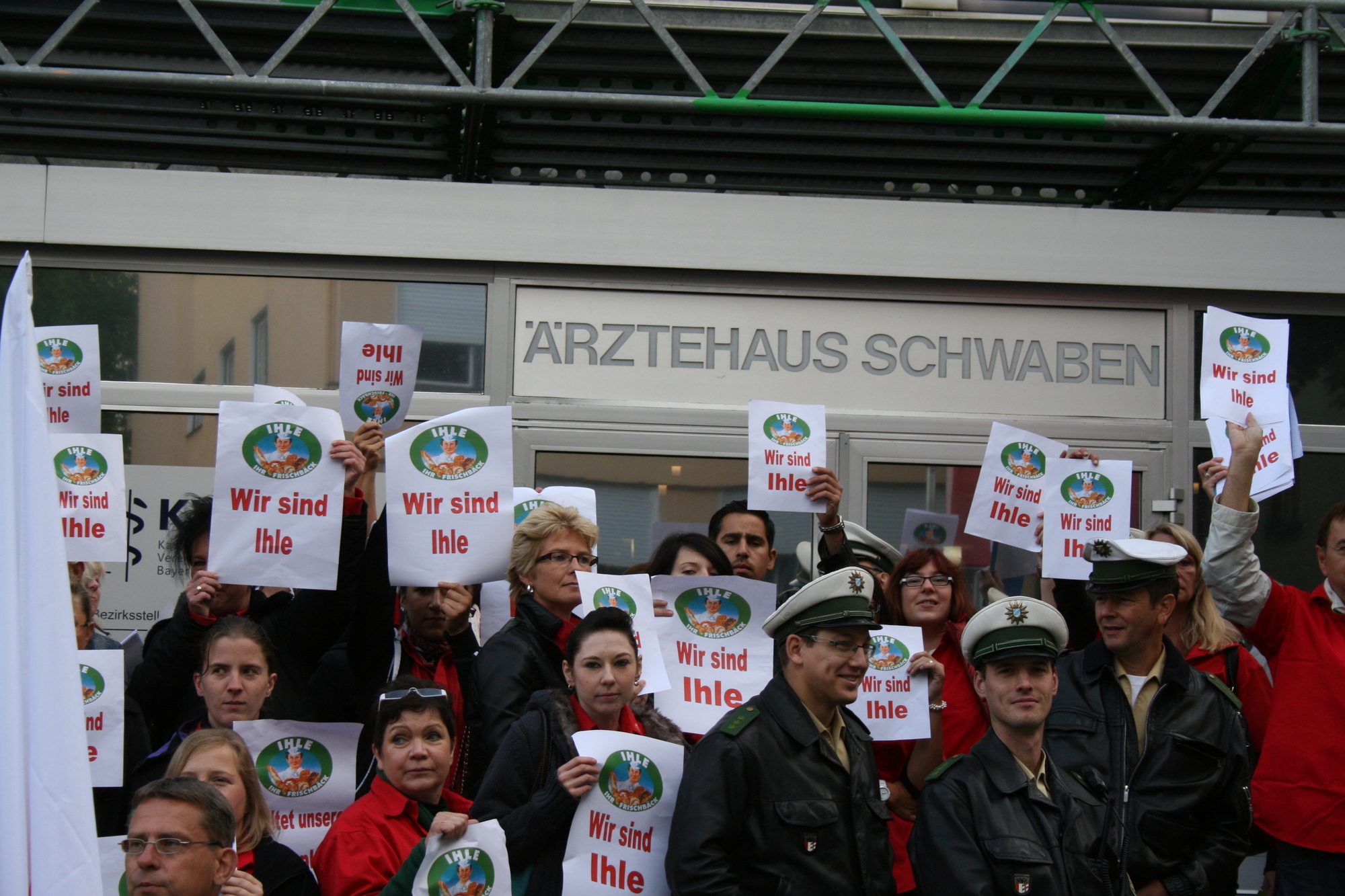 Der Ihle Prozess vor dem Arbeitsgericht lockte viele Menschen vor das Arbeitsgericht Augsburg, Foto: B4B SCHWABEN