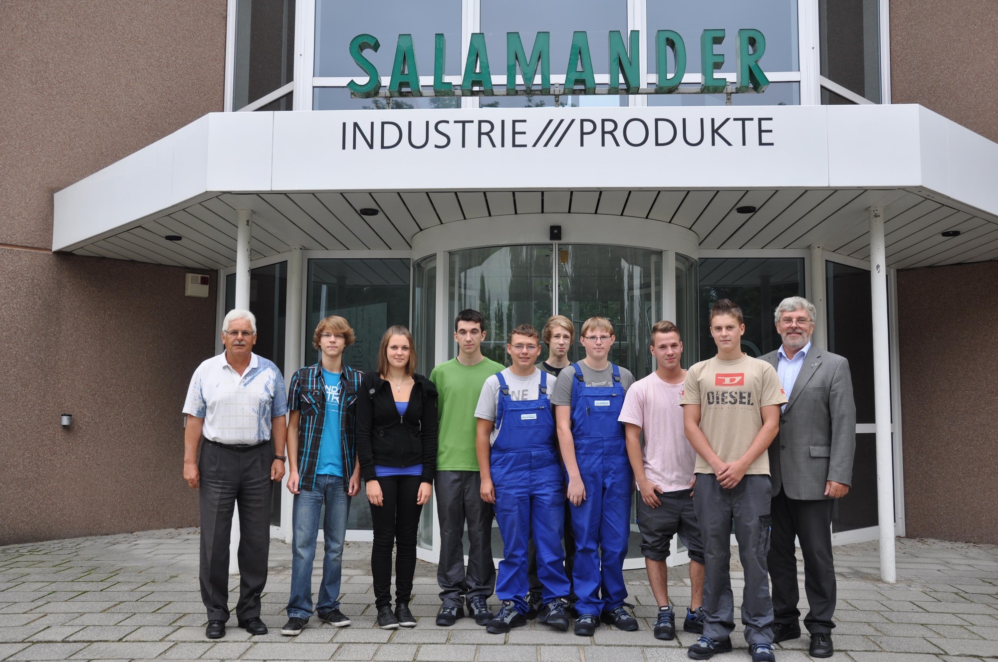 Manfred Kaißermüller (li) und Heinz-Georg Klüver, (re) begrüßen die Auszubildenden Bild: Salamander Industrie-Produkte GmbH