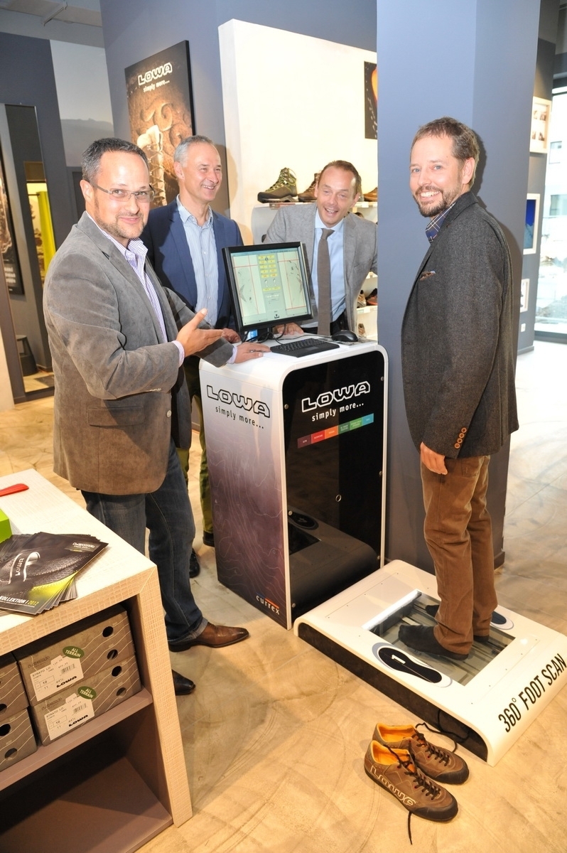 Franchise-Nehmer Niko Stammel (re) testet den neuen Foot Scan des Schöffel-LOWA-Stores, Foto: Schöffel-LOWA-Store