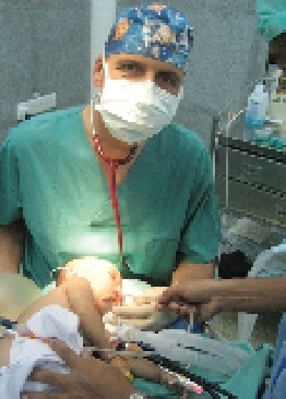 Dr. Michael Hochscherf bei seinem Einsatz vor 2 Jahren in Burma, Foto Asklepios Klinik Lindau