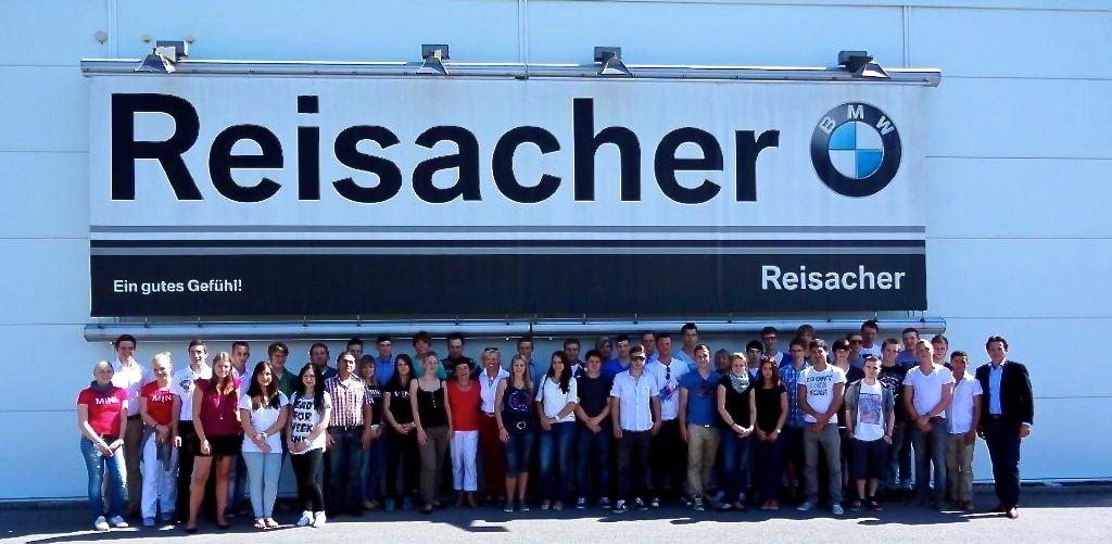 Neue und alte Auszubildende, rechts Firmenchef Peter Reisacher. Foto: Autohaus Reisacher GmbH