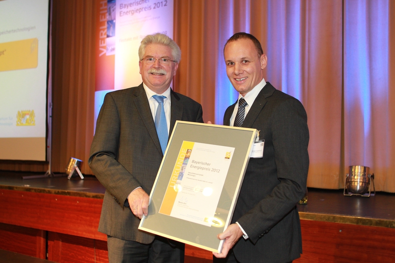 Staatsminister Martin Zeil und Michael Voigtsberger bei der Preisverleihung Foto: Steca Elektronik